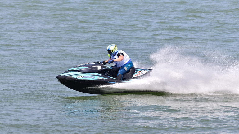 Hạng mục đua Runabout GP1 có sự tranh tài gay cấn đến từ 20 tay đua.