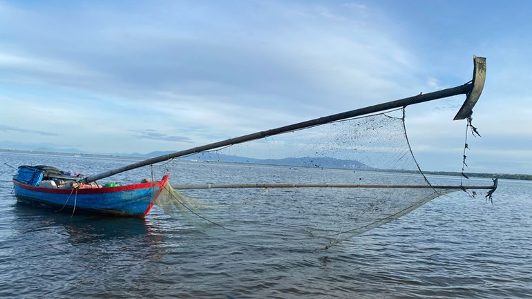 Tàu cá của ông Đinh Văn Ơi sử dụng bộ kích điện để đánh bắt cá.