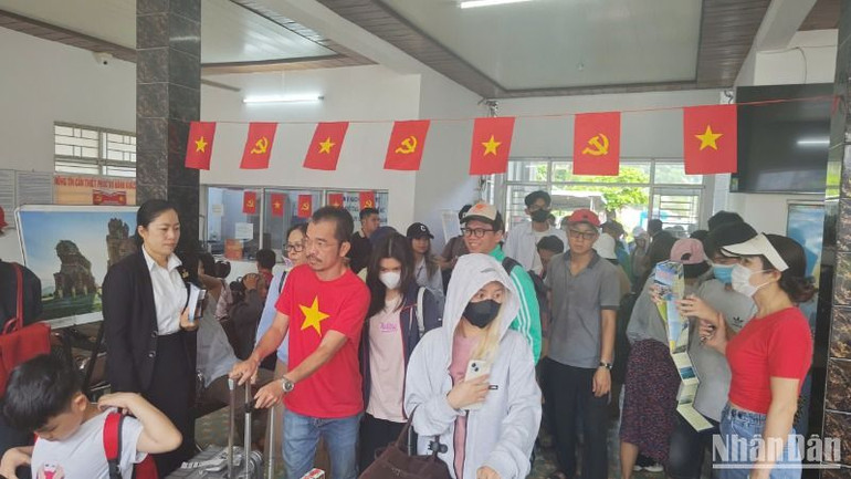 Những trải nghiệm mới trên chuyến hành trình về miền đất võ đang chờ đón du khách tham quan. Những trải nghiệm mới trên chuyến hành trình về miền đất võ đang chờ đón du khách tham quan.