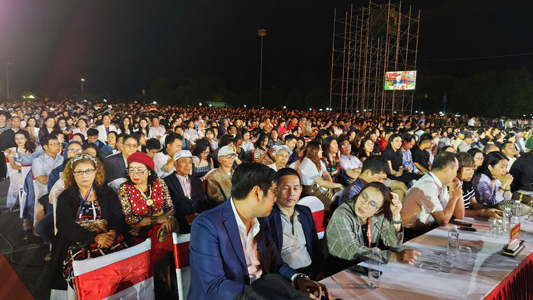 Đông đảo đại biểu từ nhiều nơi trong cả nước tham dự buổi lễ.