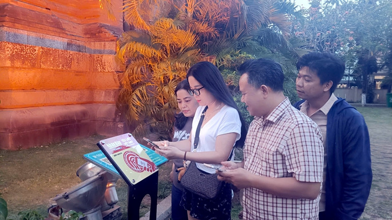 Du khách trải nghiệm dự án tại di tích Tháp Đôi.