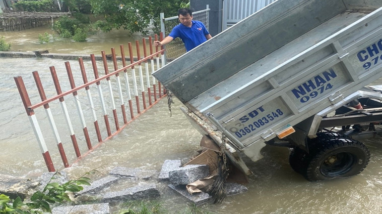Hiện các địa phương đã cử lực lượng chốt trực, không cho người dân qua lại tại cầu tràn Phước Hòa.