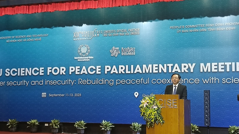 Bí thư Tỉnh ủy Bình Định Hồ Quốc Dũng hy vọng các chuyên gia, nhà khoa học nước ngoài giúp đỡ Bình Định phát triển khoa học, giáo dục và các lĩnh vực kinh tế-xã hội khác để trở thành điển hình phát triển bền vững dựa trên nền tảng khoa học và công nghệ. Bí thư Tỉnh ủy Bình Định Hồ Quốc Dũng hy vọng các chuyên gia, nhà khoa học nước ngoài giúp đỡ Bình Định phát triển khoa học, giáo dục và các lĩnh vực kinh tế-xã hội khác để trở thành điển hình phát triển bền vững dựa trên nền tảng khoa học và công nghệ.