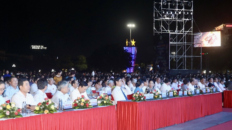 Nhiều lãnh đạo, nguyên lãnh đạo Ủy ban nhân dân tỉnh Bình Định hiện diện ở buổi lễ khai mạc.