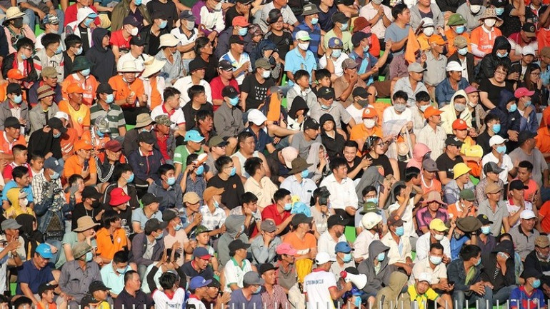 Khán giả đến sân Quy Nhơn cổ vũ đội bóng tỉnh nhà.