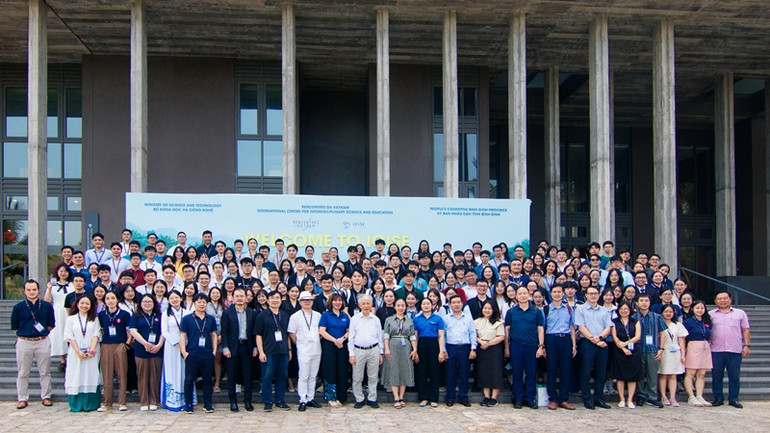 Các đại biểu chụp ảnh lưu niệm tại Trung tâm ICISE.