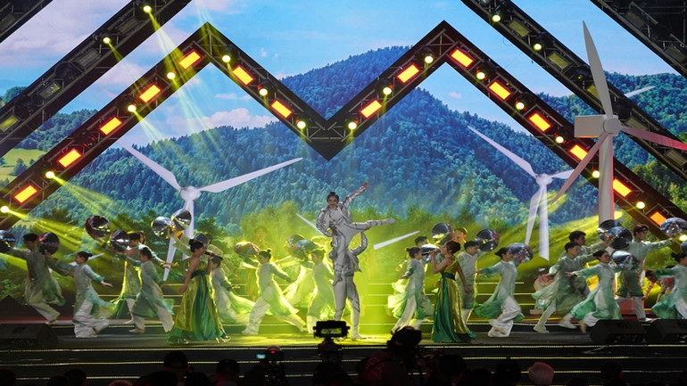 Chương trình biểu diễn nghệ thuật chào mừng lễ khai mạc.