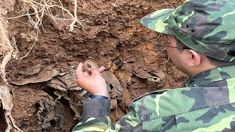 Lực lượng chức năng tìm được cửa hướng nam của hầm chiến đấu tại Đồi 174. (Ảnh: Bộ Chỉ huy quân sự tỉnh)