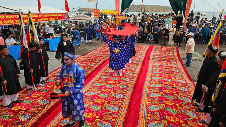 Lễ rước nghinh ông thể hiện lòng thành kính và biết ơn của ngư dân đối với thần Nam Hải.
