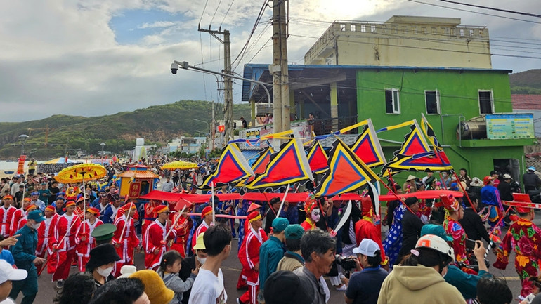 Lễ hội thu hút đông đảo người dân và du khách tham gia.