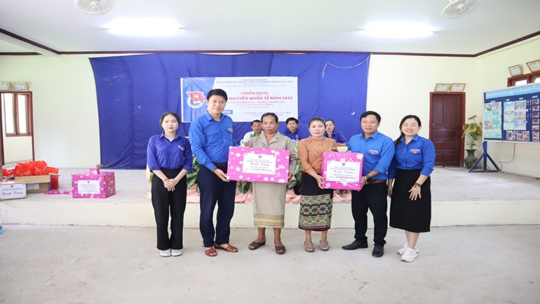 Tặng quà các hộ gia đình có hoàn cảnh khó khăn.