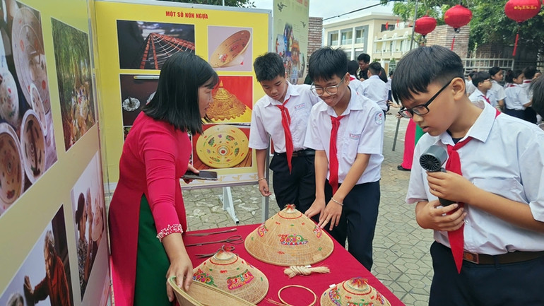 Các em học sinh thích thú khám phá nghề làm nón ngựa Phú Gia.