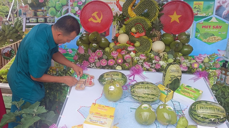 Nhiều nông sản địa phương được trình làng tại ngày hội.