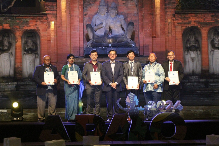 Bác sĩ Nguyễn Thanh Triết (thứ năm, từ trái qua phải) vinh dự nhận Giải thưởng Cống hiến xuất sắc về phòng, chống mù lòa năm 2024 của Hiệp Hội nhãn khoa châu Á-Thái Bình Dương.