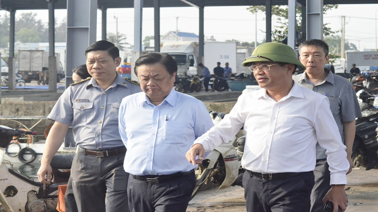Bộ trưởng cùng đoàn công tác đi thực tế tại cảng cá Đề Gi.