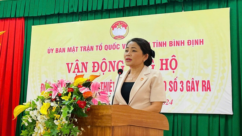 Chủ tịch Ủy ban Mặt trận Tổ quốc Việt Nam tỉnh Bình Định Nguyễn Thị Phong Vũ phát biểu tại buổi vận động.