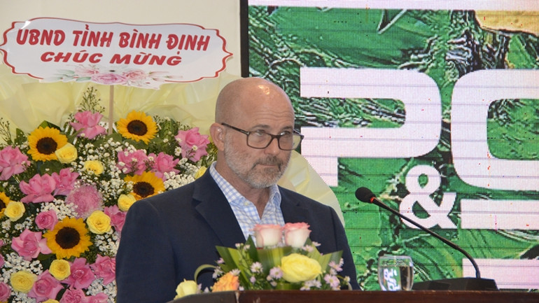 Ông Douglas Balko, Giám đốc Phòng Giáo dục, phát triển kinh tế và Quản trị Nhà nước, Cơ quan Phát triển quốc tế Hoa Kỳ tại Việt Nam chia sẻ tại hội nghị. Ông Douglas Balko, Giám đốc Phòng Giáo dục, phát triển kinh tế và Quản trị Nhà nước, Cơ quan Phát triển quốc tế Hoa Kỳ tại Việt Nam chia sẻ tại hội nghị.