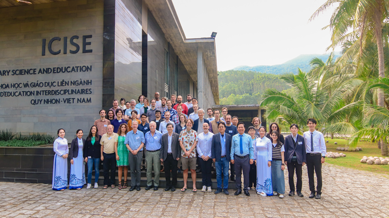 Các đại biểu chụp ảnh lưu niệm tại Trung tâm ICISE. Các đại biểu chụp ảnh lưu niệm tại Trung tâm ICISE.