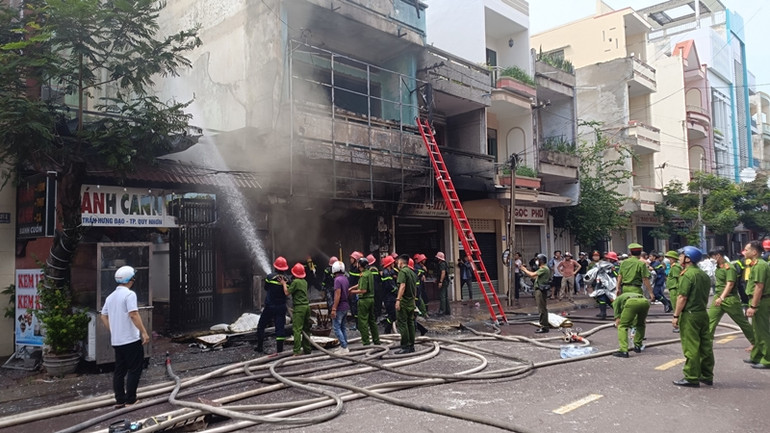 Phong tỏa đám cháy.