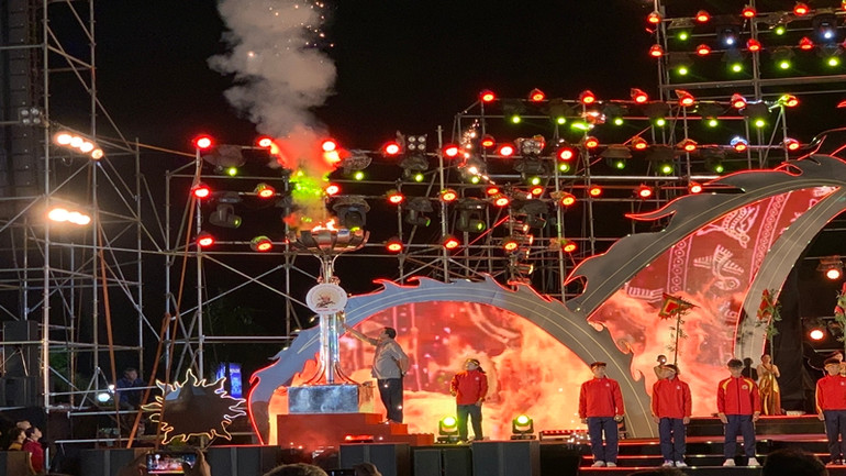 Ông Lê Kim Toàn, Phó Bí thư Tỉnh ủy, Trưởng Đoàn đại biểu Quốc hội Bình Định châm đuốc khai mạc. Ông Lê Kim Toàn, Phó Bí thư Tỉnh ủy, Trưởng Đoàn đại biểu Quốc hội Bình Định châm đuốc khai mạc.