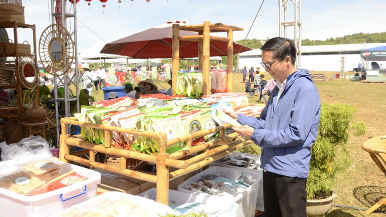 Du khách sẽ có dịp trải nghiệm, khám phá các sản phẩm đặc sắc của địa phương được giới thiệu tại lễ hội.