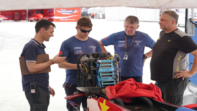 Toàn đội kiểm tra kỹ lưỡng các thông số kỹ thuật trước khi hạ thủy.