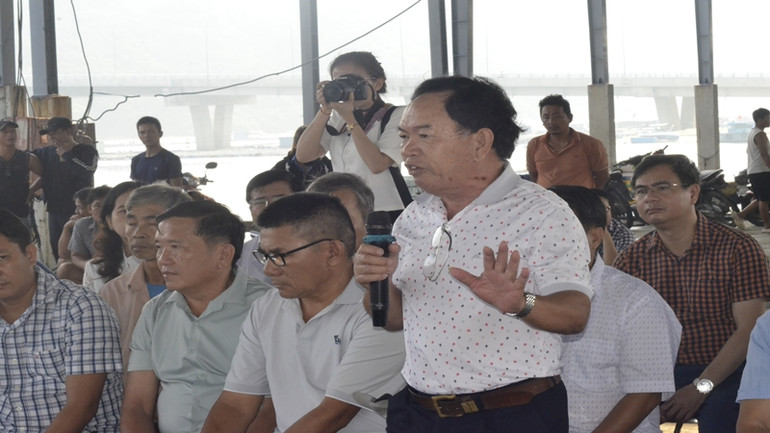 Bà con ngư dân đã có những chia sẻ tâm tư, nguyện vọng với Bộ trưởng tại cảng cá Đề Gi.