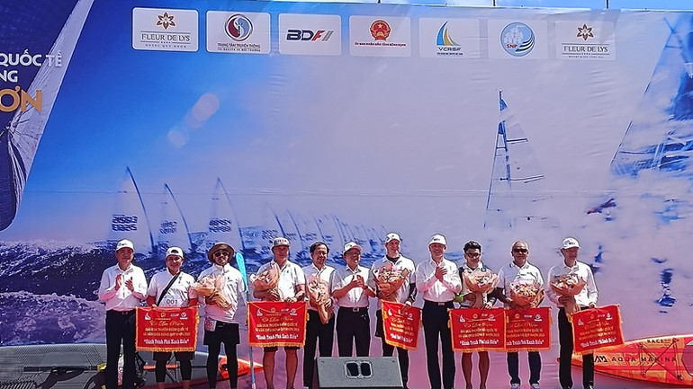 Trao cờ lưu niệm cho các đoàn vận động viên tham gia giải.