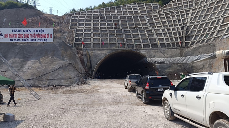 Với những nỗ lực không ngừng của các đơn vị triển khai, hầm Sơn Triệu đã được thông, vượt tiến độ trước 1 tháng so dự kiến.