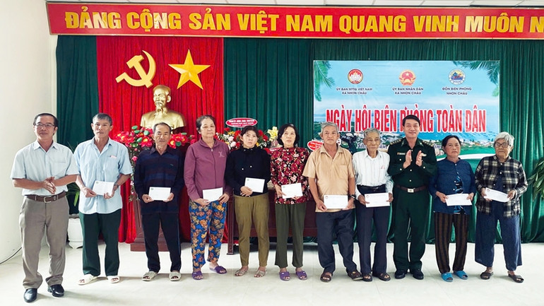 Tặng quà các gia đình có hoàn cảnh khó khăn.