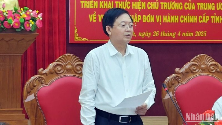 Bí thư Tỉnh ủy Bình Định Hồ Quốc Dũng phát biểu tại hội nghị.