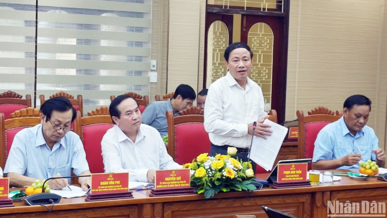 Chủ tịch Ủy ban nhân dân tỉnh Bình Định Phạm Anh Tuấn phát biểu tại hội nghị.