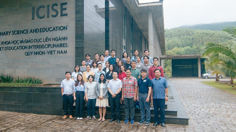 Các đại biểu chụp ảnh lưu niệm tại Trung tâm ICISE.