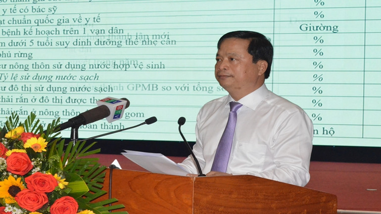 Phó Chủ tịch Thường trực Ủy ban nhân dân tỉnh Nguyễn Tuấn Thanh trình bày báo cáo tình hình kinh tế-xã hội của tỉnh năm 2023 tại hội nghị.