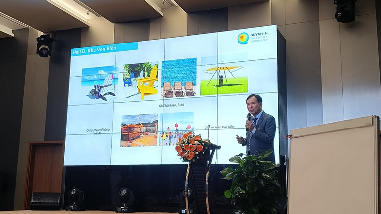 Ông Lưu Phước Lộc, Giám đốc điều hành Công ty cổ phần Hội chợ ngành gỗ Việt Nam trình bày tại buổi họp báo.