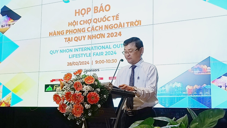 Phó Chủ tịch Ủy ban nhân dân tỉnh Bình Định Nguyễn Tự Công Hoàng phát biểu ý kiến tại buổi họp báo.