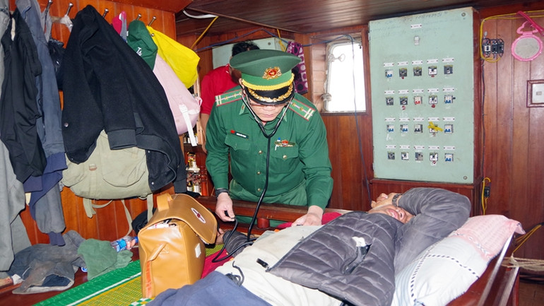 Lực lượng quân y thăm, khám sức khỏe các thuyền viên gặp nạn.