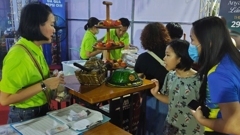 Du khách trải nghiệm món ăn tại các gian hàng hội chợ.