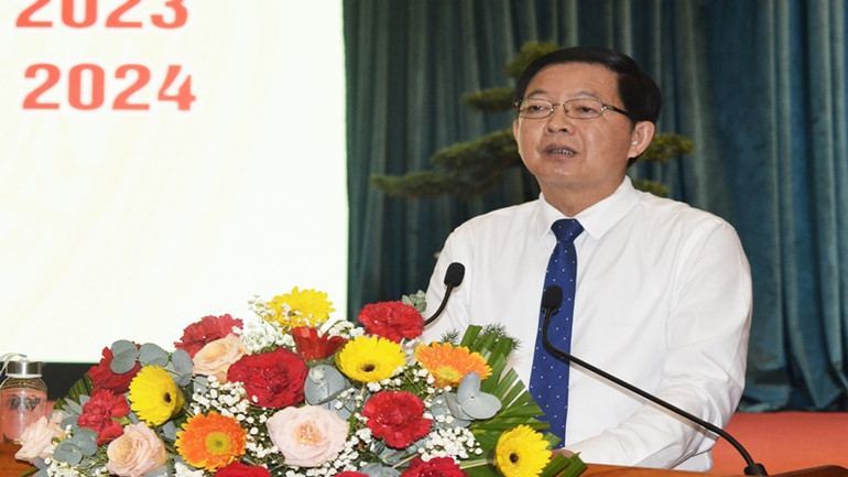 Đồng chí Hồ Quốc Dũng, Bí thư Tỉnh ủy Bình Định phát biểu ý kiến tại hội nghị.