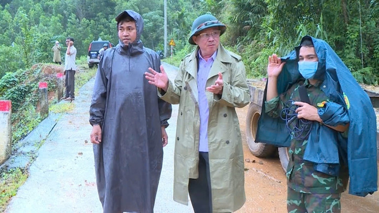 Phó Chủ tịch Ủy ban nhân dân huyện An Lão Đỗ Tùng Lâm (giữa) chỉ đạo khắc phục sạt lở do ảnh hưởng mưa lũ trên địa bàn.