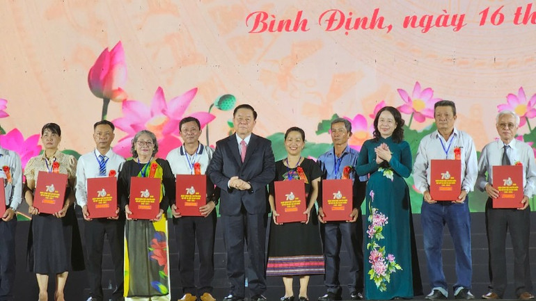 Trao lại kỷ vật cho các gia đình chính sách.