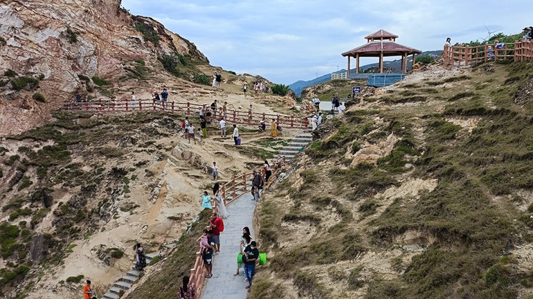 Ngoài bãi tắm Kỳ Co, Eo Gió cũng là điểm đến không thể bỏ qua của rất nhiều du khách.