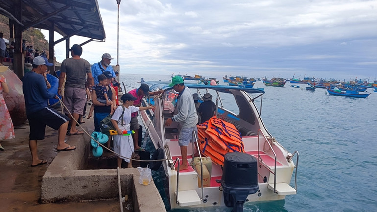 Đón khách ra biển Kỳ Co.