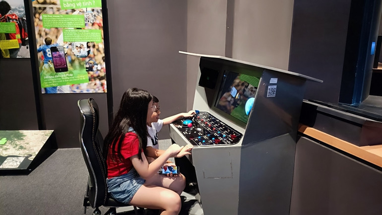 Các em nhỏ hăng say tìm hiểu về vũ trụ.