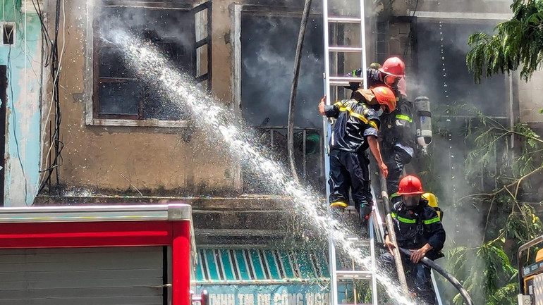 Lực lượng Cảnh sát Phòng cháy, chữa cháy và Cứu nạn, cứu hộ nhanh chóng có mặt ở hiện trường để dập tắt đám cháy.