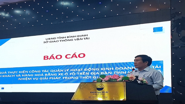 Ông Trần Thanh Dũng, Giám đốc Sở Giao thông vận tải Bình Định, báo cáo tại hội nghị.