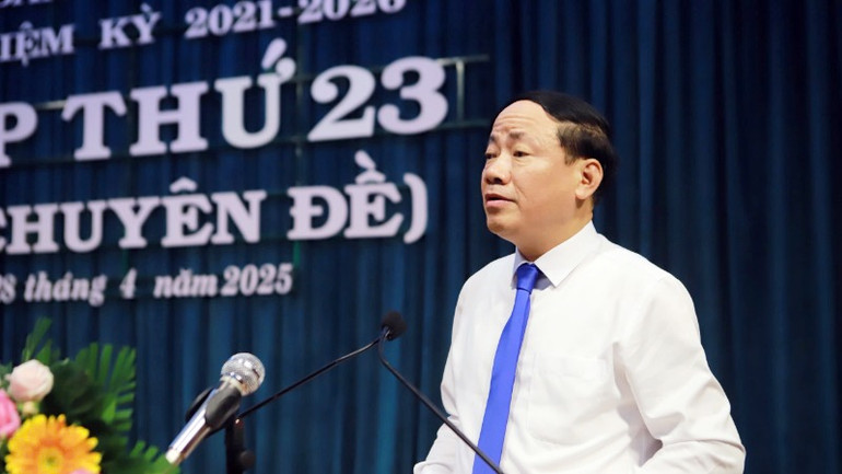 Chủ tịch Ủy ban nhân dân tỉnh Bình Định Phạm Anh Tuấn phát biểu tại kỳ họp.