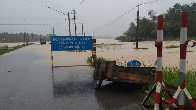 Đoạn đường qua tỉnh lộ 629, huyện Hoài Ân ngập cục bộ.