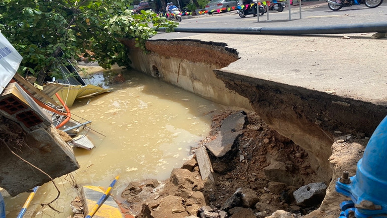 Mưa lớn gây sụt lún cả tuyến đường dài trên đường Hoàng Văn Thụ (thành phố Quy Nhơn). Mưa lớn gây sụt lún cả tuyến đường dài trên đường Hoàng Văn Thụ (thành phố Quy Nhơn).