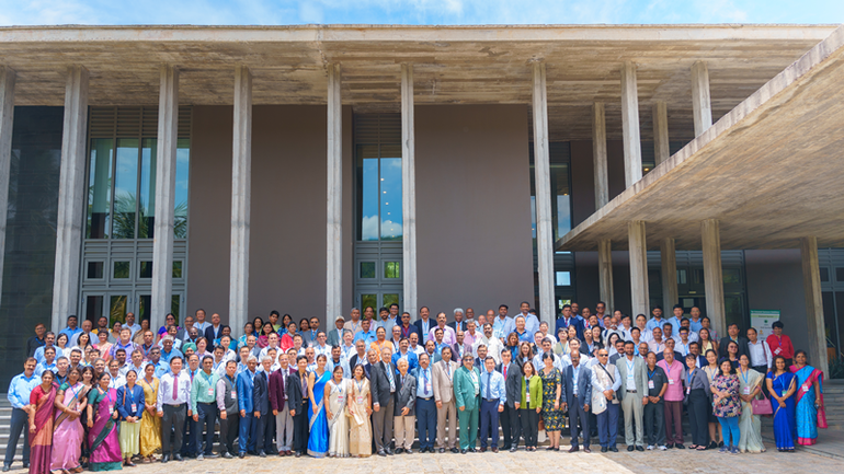 Các đại biểu chụp ảnh tại Trung tâm ICISE. Các đại biểu chụp ảnh tại Trung tâm ICISE.